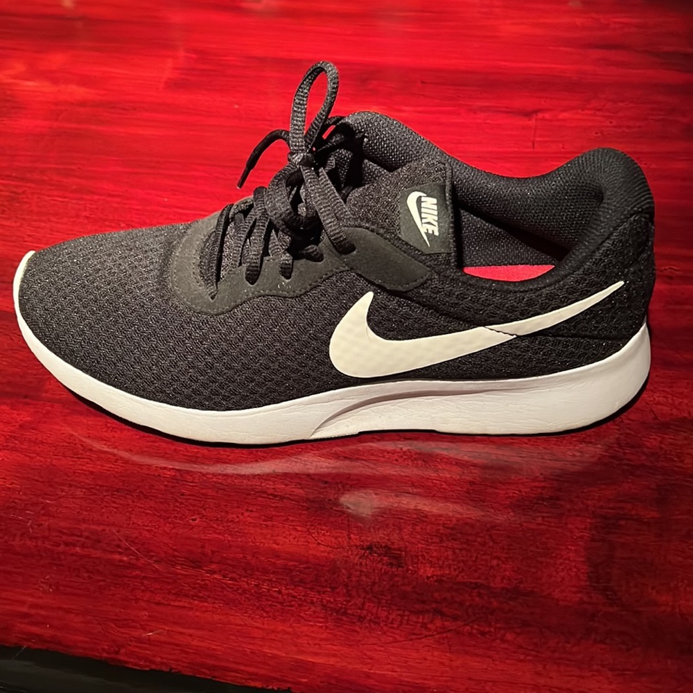 Nike tanjun black womens size 11